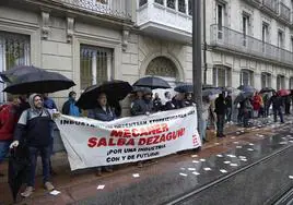Protesta de los trabajadores de la empresa Mecaner frente al Parlamento vasco.