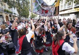 Paseíllo de blusas y neskas por la calle Dato.