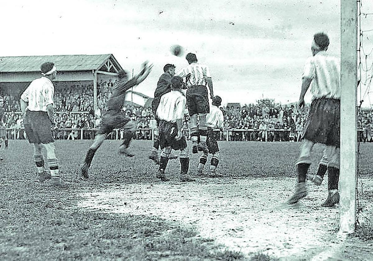 Dos secuencias del partido Osasuna-Alavés del campeonato de España jugado en Pamplona el 27 de abril de 1930.