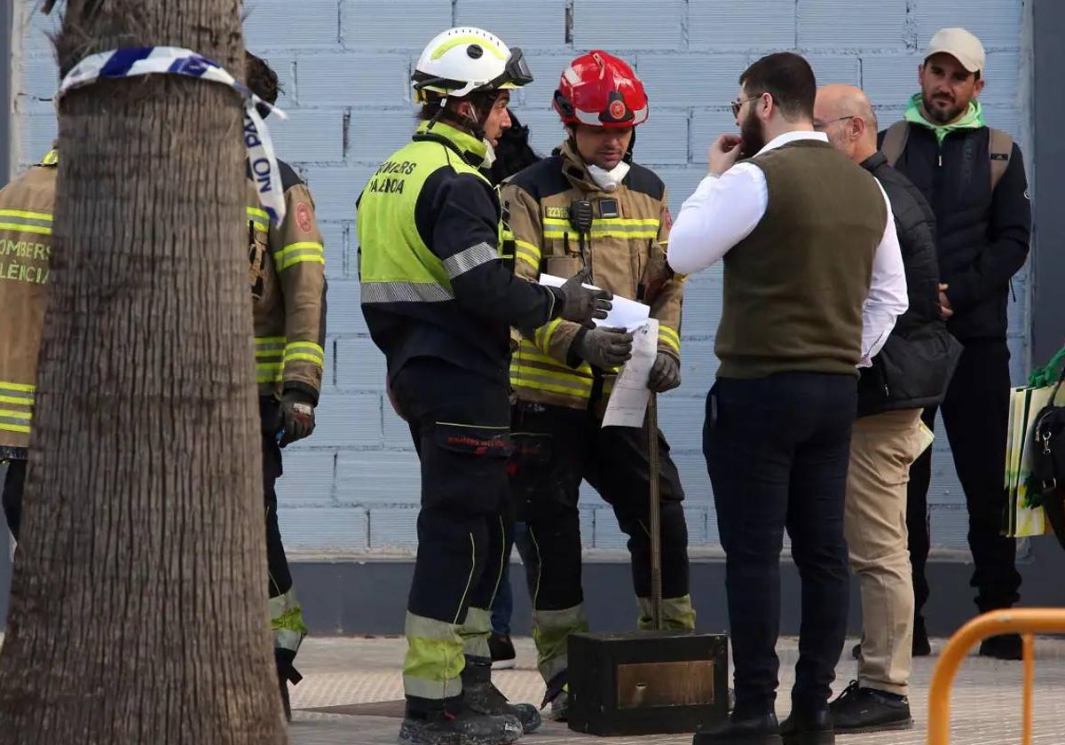 Un vecino recibe su caja fuerte calcinada.