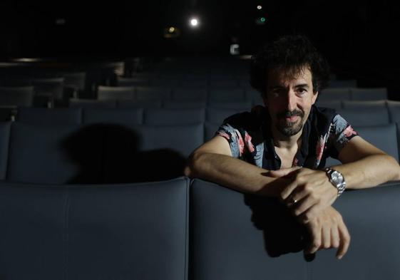 El director navarro participa en un coloquio en Vitoria acerca de la cinta protagonizada por Esparbé.