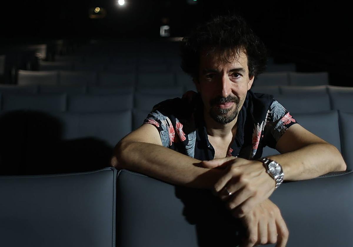 El director navarro participa en un coloquio en Vitoria acerca de la cinta protagonizada por Esparbé.