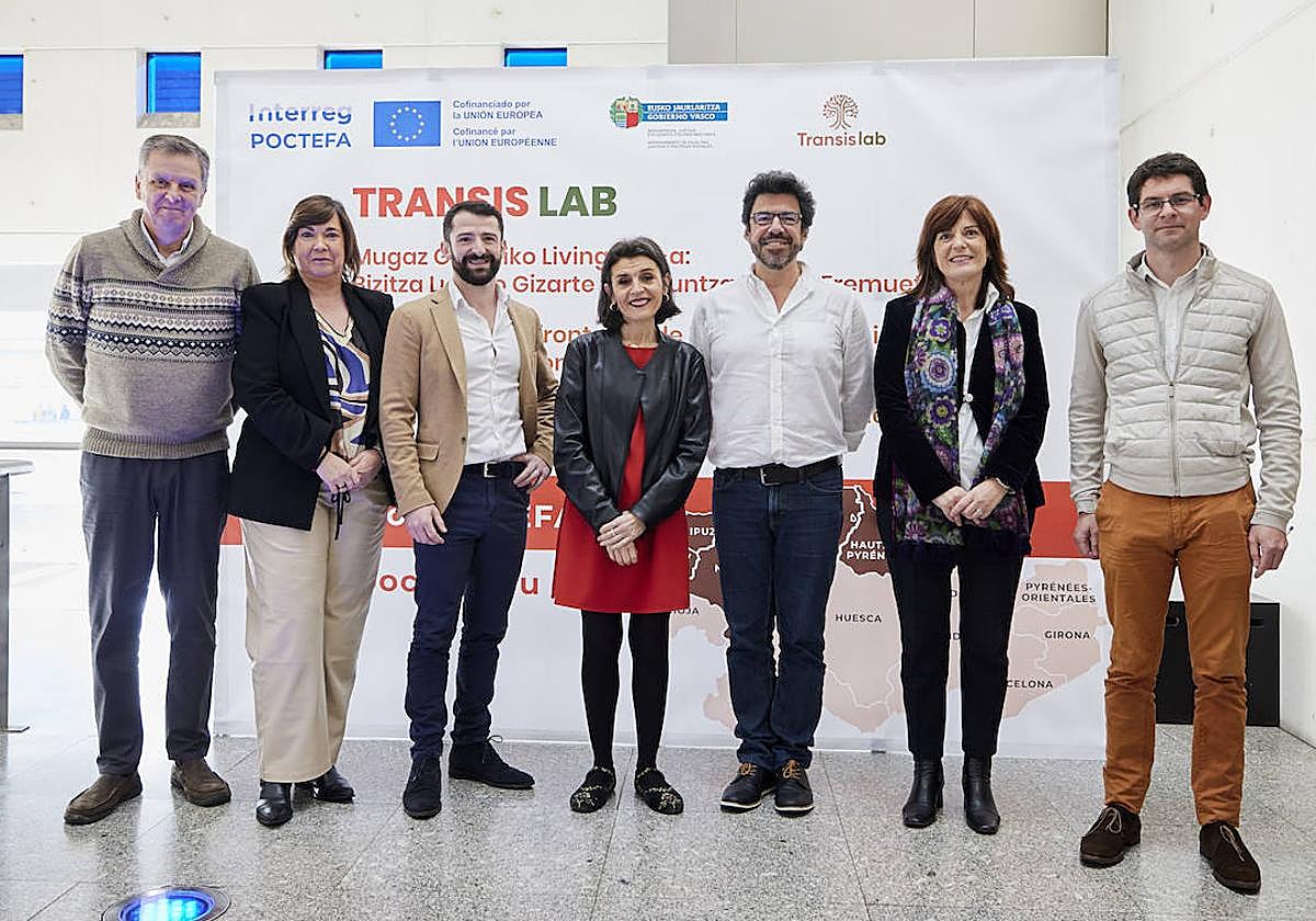 Representantes de las regiones participantes en la presentación.