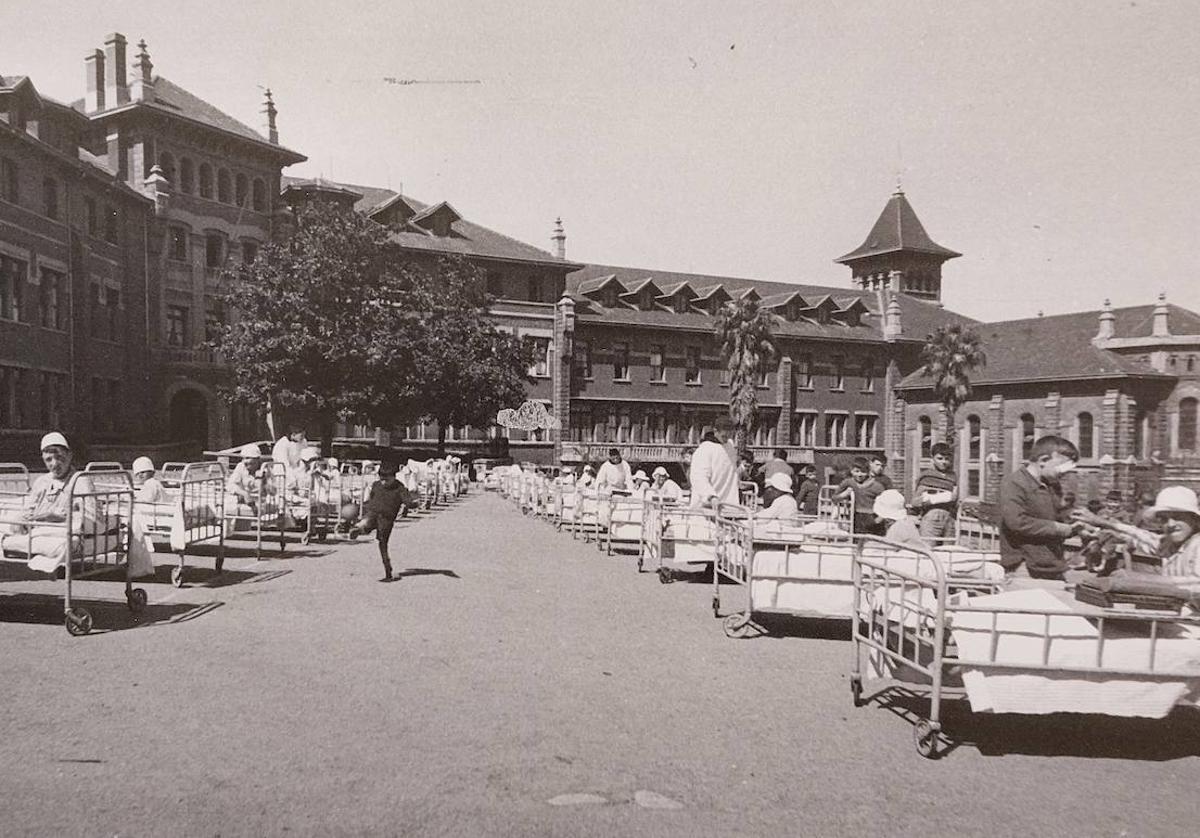 La exposición muestra escenas llamativas como la helioterapia o baños de sol de los pacientes pediátricos en la explanada exterior del hospital San Juan de Dios.