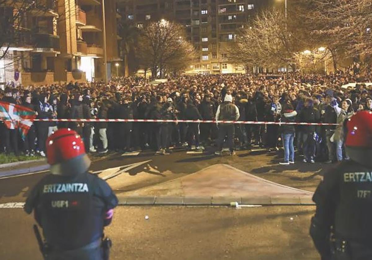 Dispositivo policial en los alrededores de Anoeta antes de la semifinal ante el Mallorca