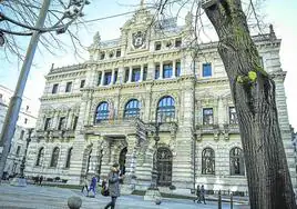 Exterior del Palacio de la Diputación de Bizkaia en la Gran Vía de Bilbao.