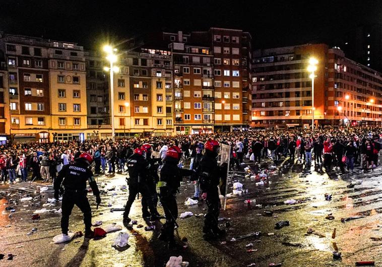 El Athletic condena «sin paliativos» los incidentes provocados por «ultras descerebrados» en la explanada de San Mamés