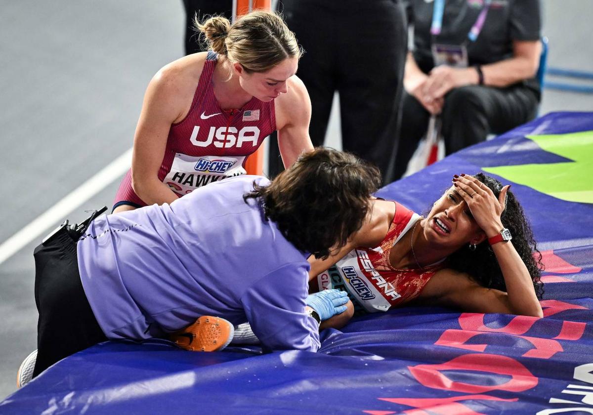 María Vicente, hundida tras sufrir la lesión en el salto de altura.