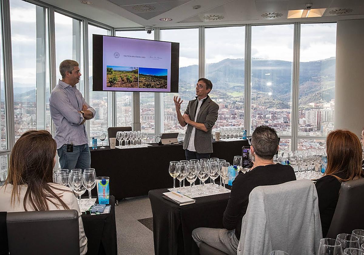 Javier Murúa y Raúl Igual durante la presentación de los vinos en la Torre Iberdrola.
