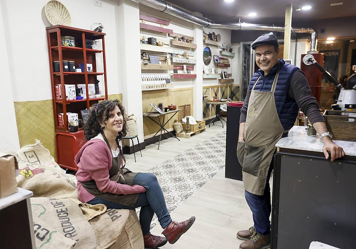 Arnaldo y Esther, la pareja que ha abierto una tienda en Bilbao con los mejores cafés del mundo