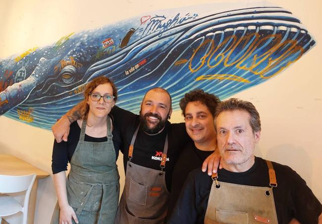 Josu Mesa, uno de los responsables del restaurante Kokken, posan, con el fondo del mural de una ballena, junto a parte del equipo de sala y cocina del local, Rocío Maestre, Ander Cubería y Fernando Alcalde.