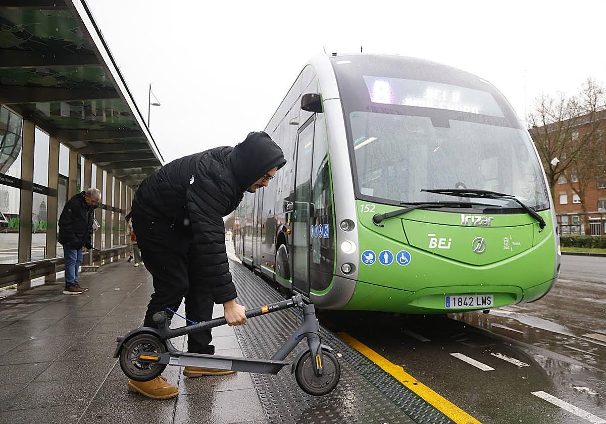 Veto a los patinetes en los urbanos de Vitoria desde hoy: «Pagamos por los que los truca»