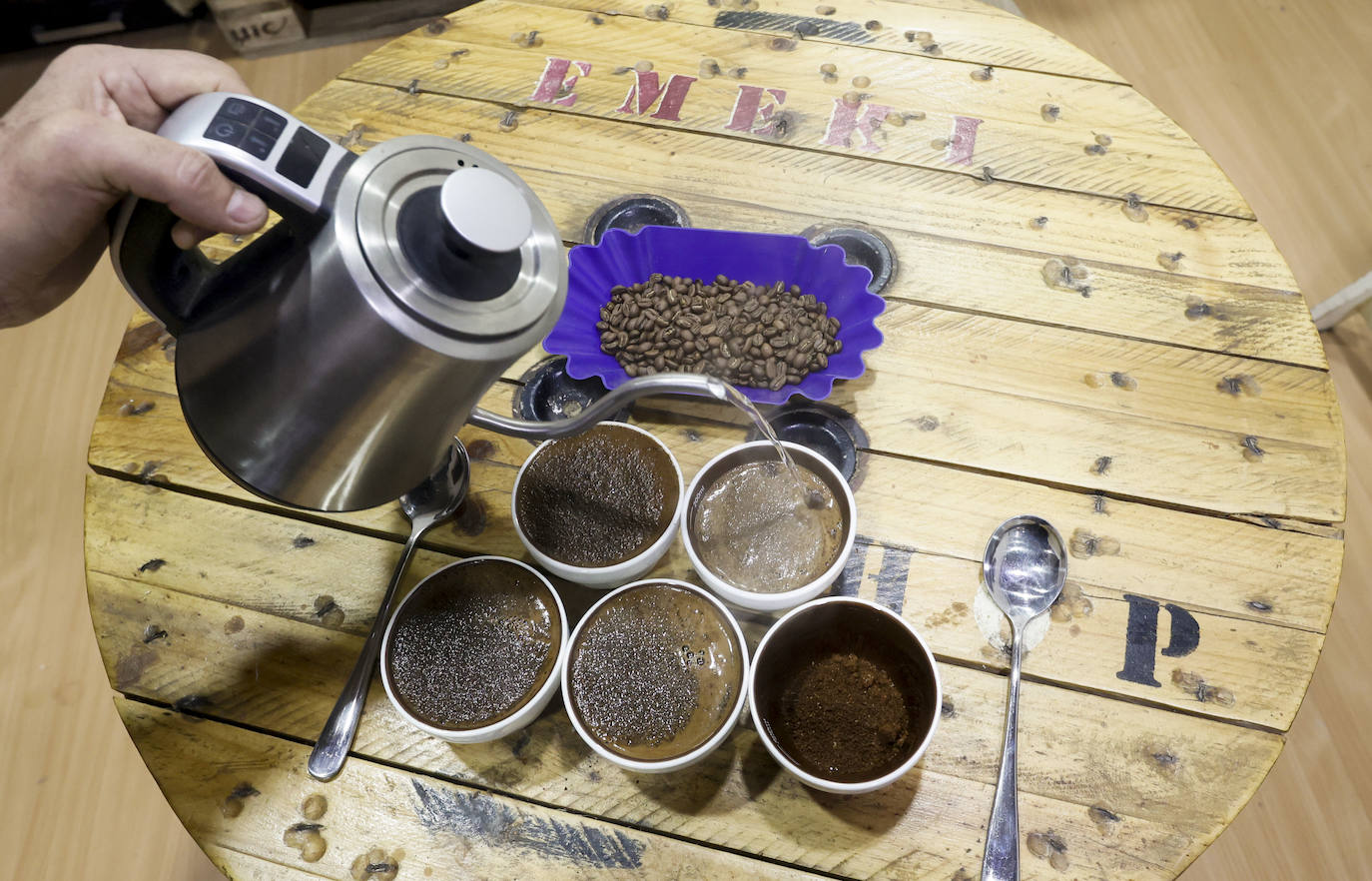 Arnaldo y Esther, la pareja que ha abierto una tienda en Bilbao con los mejores cafés del mundo