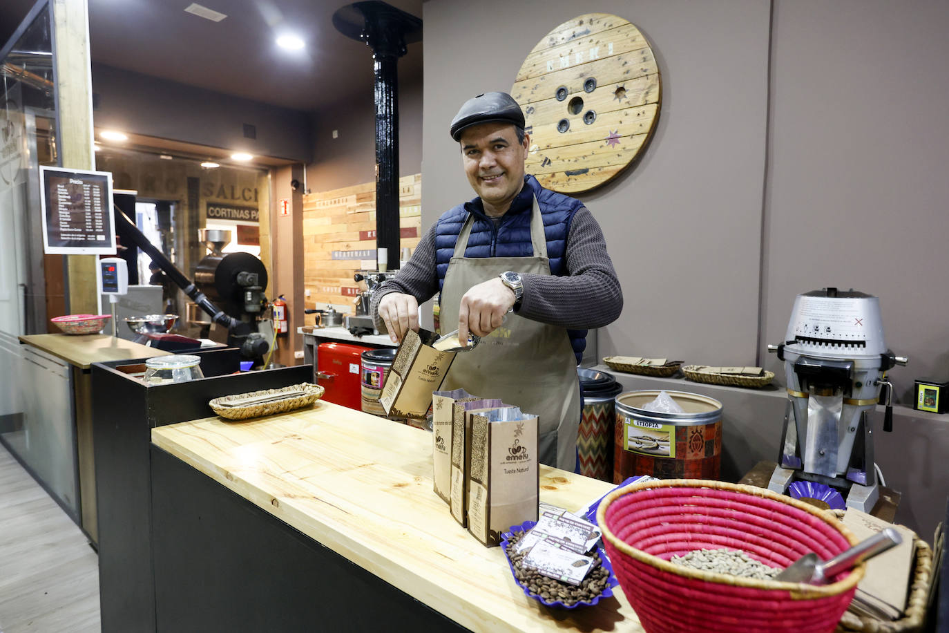 Arnaldo y Esther, la pareja que ha abierto una tienda en Bilbao con los mejores cafés del mundo
