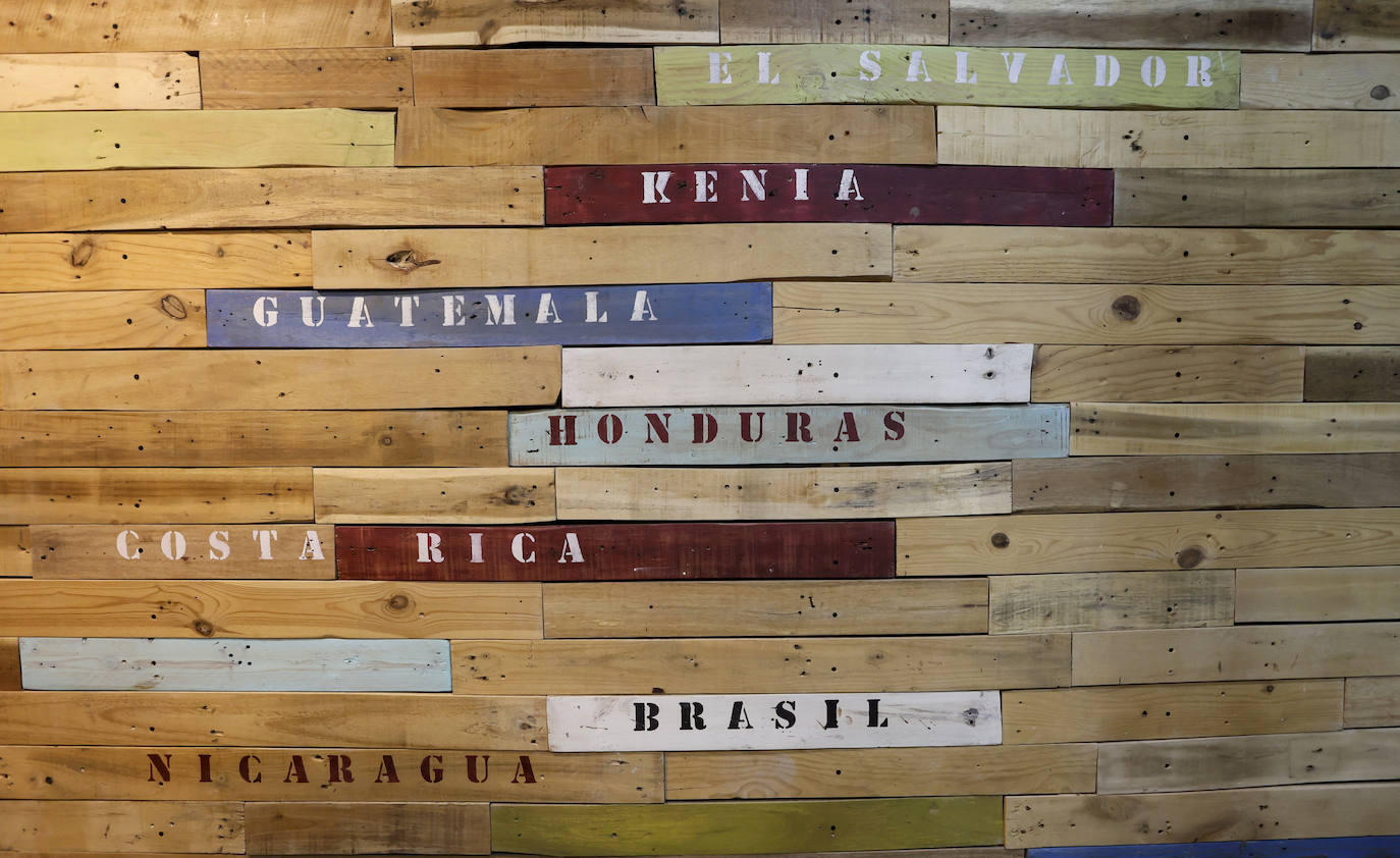 Arnaldo y Esther, la pareja que ha abierto una tienda en Bilbao con los mejores cafés del mundo