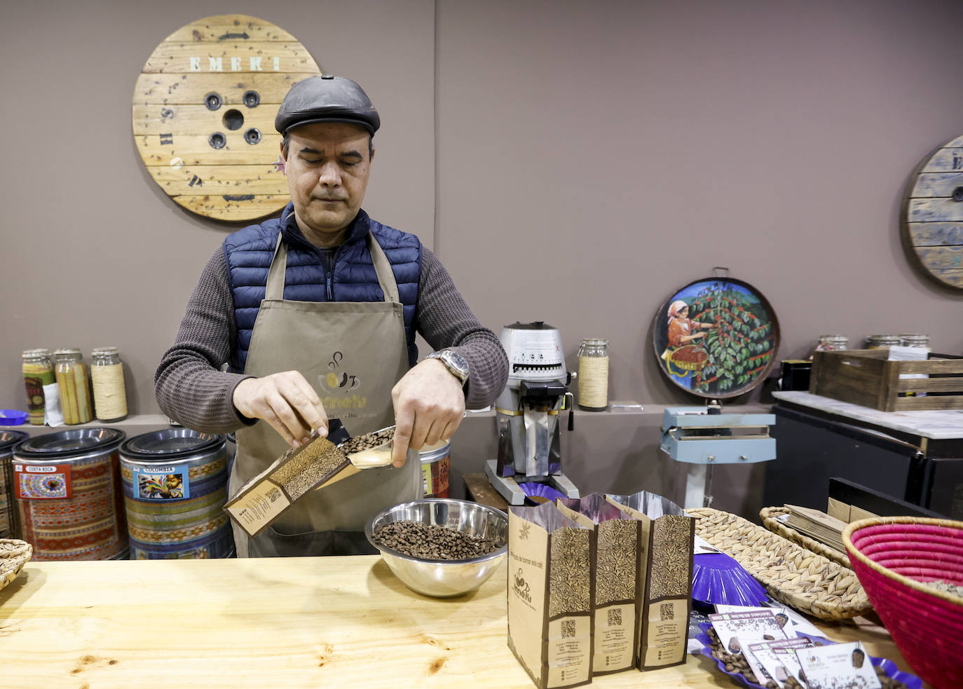 Arnaldo y Esther, la pareja que ha abierto una tienda en Bilbao con los mejores cafés del mundo
