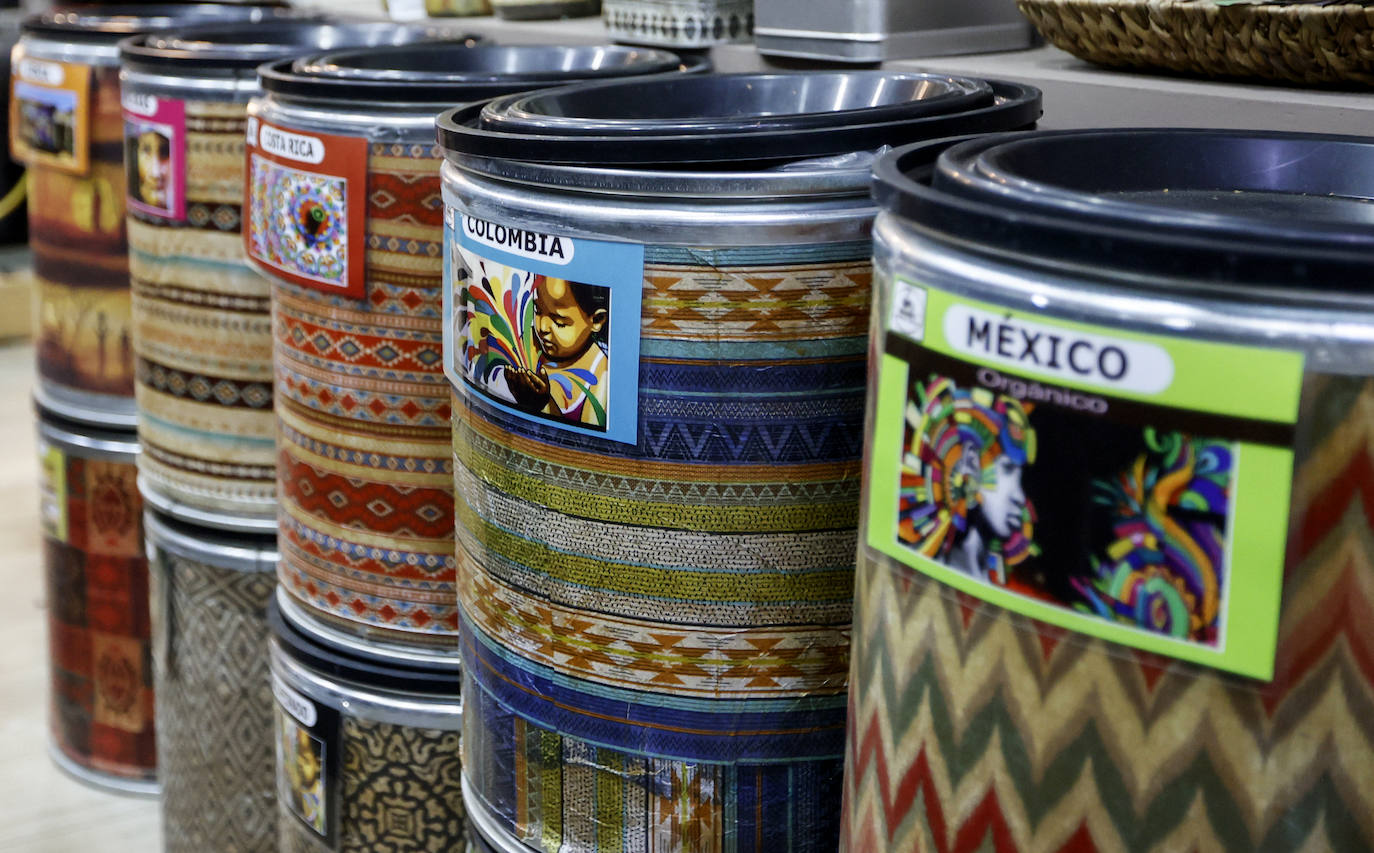 Arnaldo y Esther, la pareja que ha abierto una tienda en Bilbao con los mejores cafés del mundo