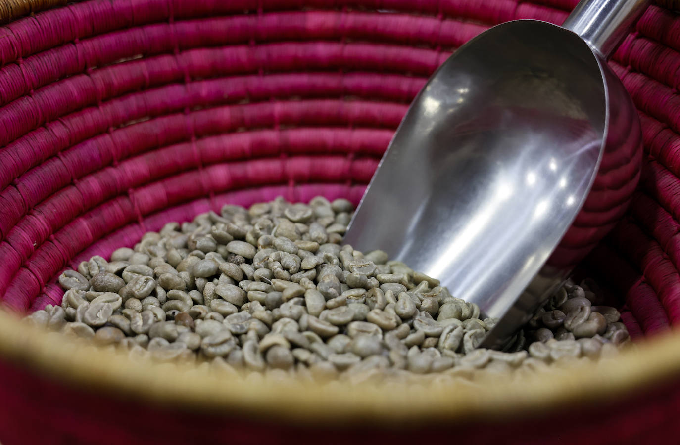 Arnaldo y Esther, la pareja que ha abierto una tienda en Bilbao con los mejores cafés del mundo