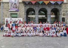 Los 150 miembros del grupo animan la actividad festiva en las fiestas de Amurrio y en las de los pueblos de Ayala.