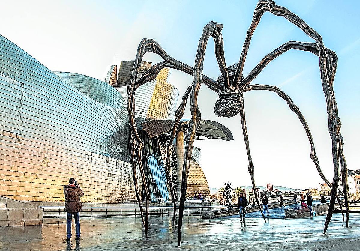 La escultura de Louise Bourgeois está junto al lugar donde se van a desarrollar las obras de reparación del muelle. z