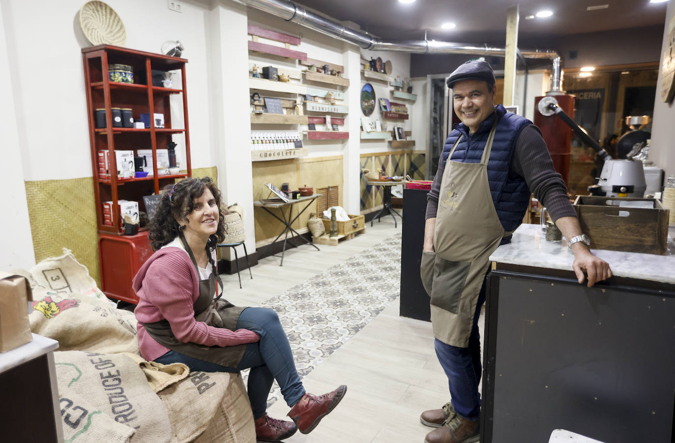 Arnaldo y Esther, la pareja que ha abierto una tienda en Bilbao con los mejores cafés del mundo