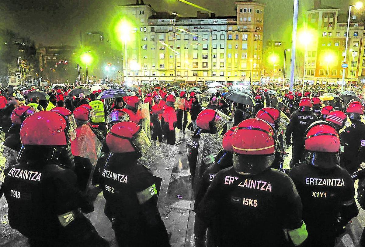 Los agentes se tuvieron que parapetar junto al estadio, e incluso hubo un momento que tuvieron que meterse dentro y cerrar las puertas.