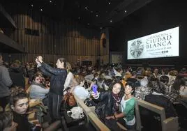 Una sala de cine abarrotada en el estreno de la película 'El silencio de la ciudad blanca'.