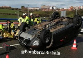 Dos heridos leves tras volcar su coche en la AP-8 a la altura de Ortuella