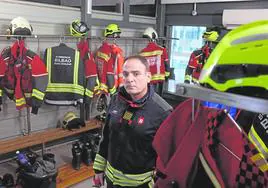 Ignacio García empezó siendo bombero en Huesca y en la actualidad es oficial jefe en el parque de Bilbao.
