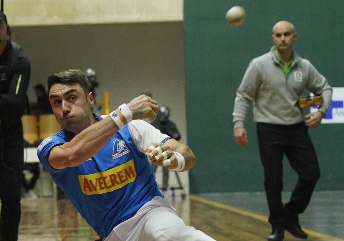 Peio Etxeberria devuelve na pelota desde el ancho del frontón Ogueta.