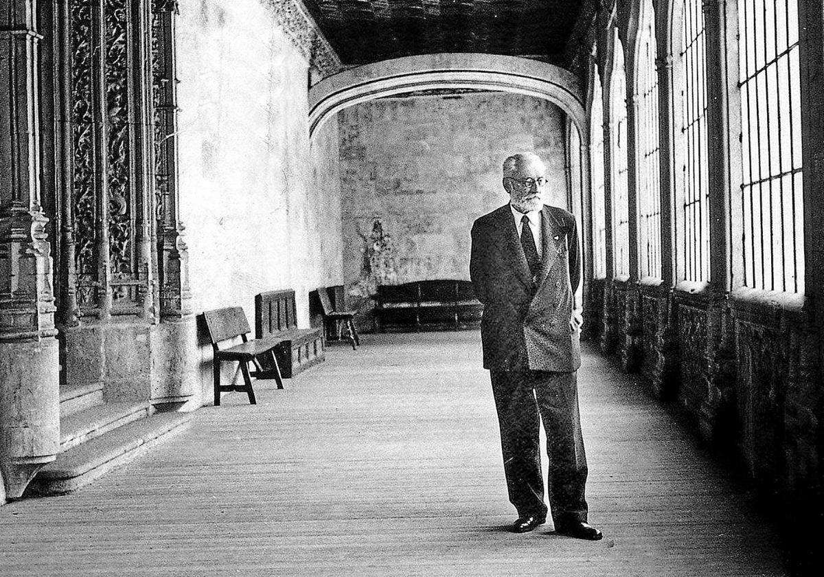 Miguel de Unamuno, en el claustro de la Universidad de Salamanca en 1934.