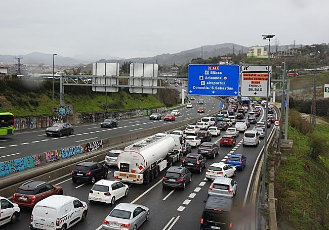 Retenciones en la zona, sentido Galdakao.