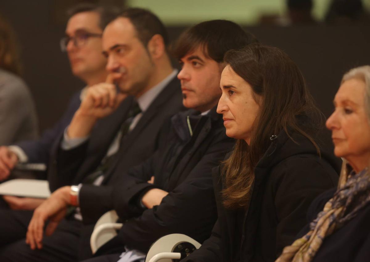 Imagen secundaria 1 - El Chopo Iribar e Iraia Iturregi han estado entre los asistentes a la presentación.