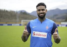 Jurgen Locadia posa con la camiseta del Amorebieta en Urritxe.