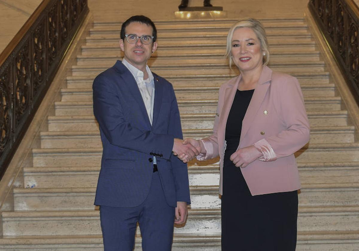 Pello Otxandiano se ha reunido este lunes en Belfast con la ministra principal de Irlanda del Norte, la republicana Michelle O'Neilln.