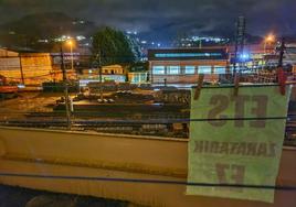 Los vecinos de la calle Don Tello de Gernika han colgado carteles de sus ventanas contra los ruidos que producen las obras nocturnas de ETS.