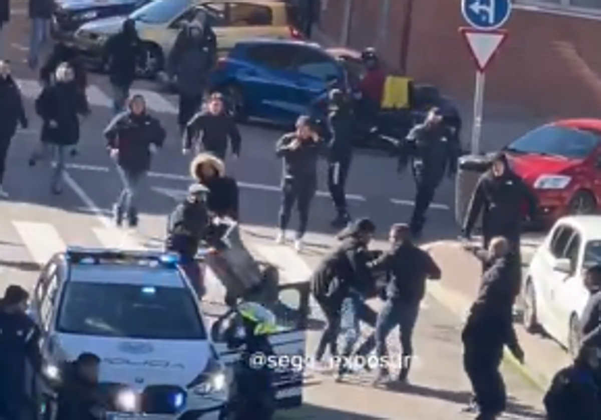 Batalla campal entre ultras del Atlético y el Betis antes del partido