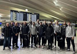 Los hombres de negro, este martes en el aeropuerto de Loiu.