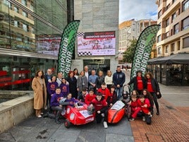 El equipo del centro educativo Ikastola Deusto y el del colegio Jesuitinas junto a los organizadores del evento.