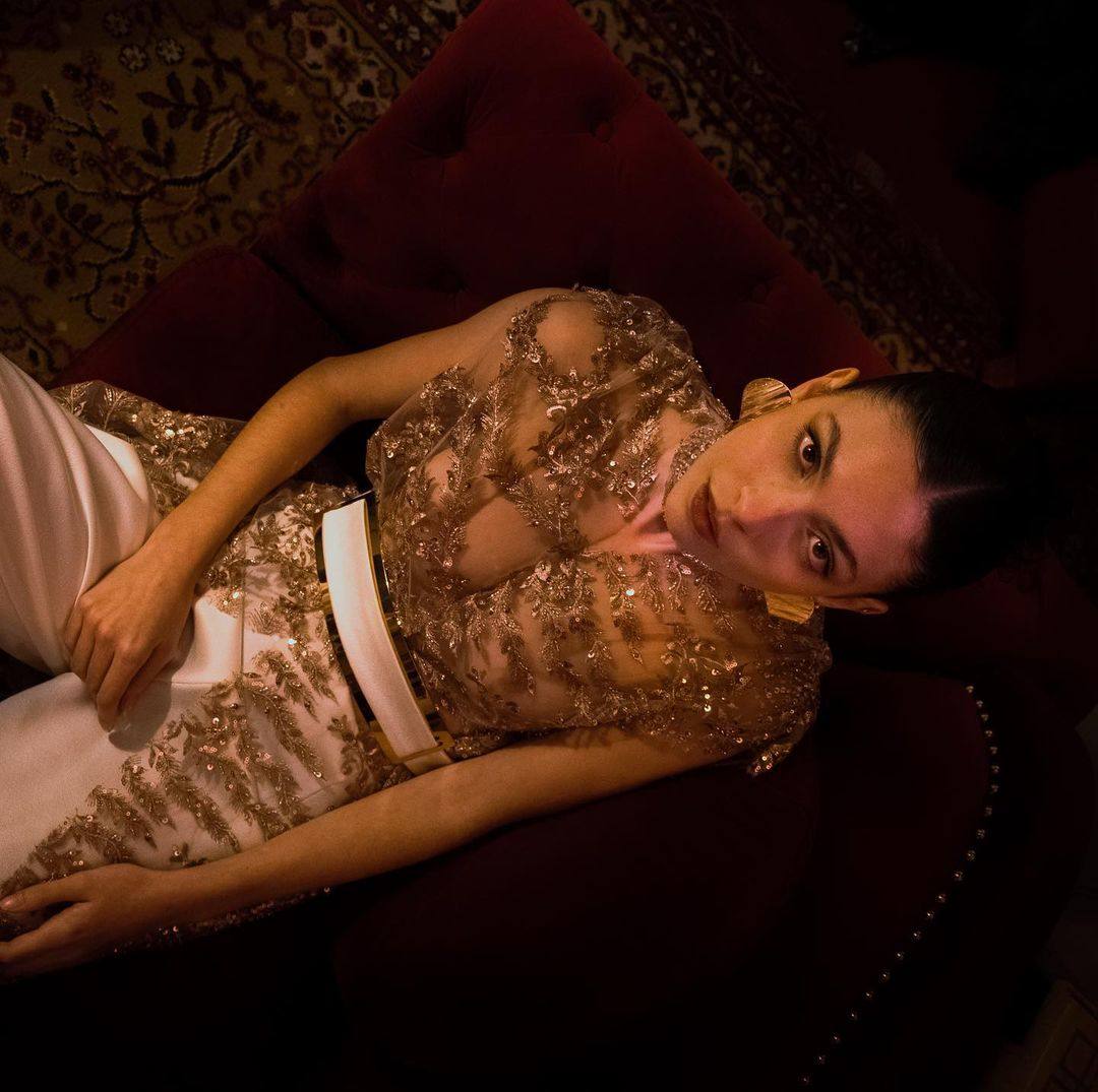 La joven vitoriana que diseña delicados vestidos y capas para la alfombra roja