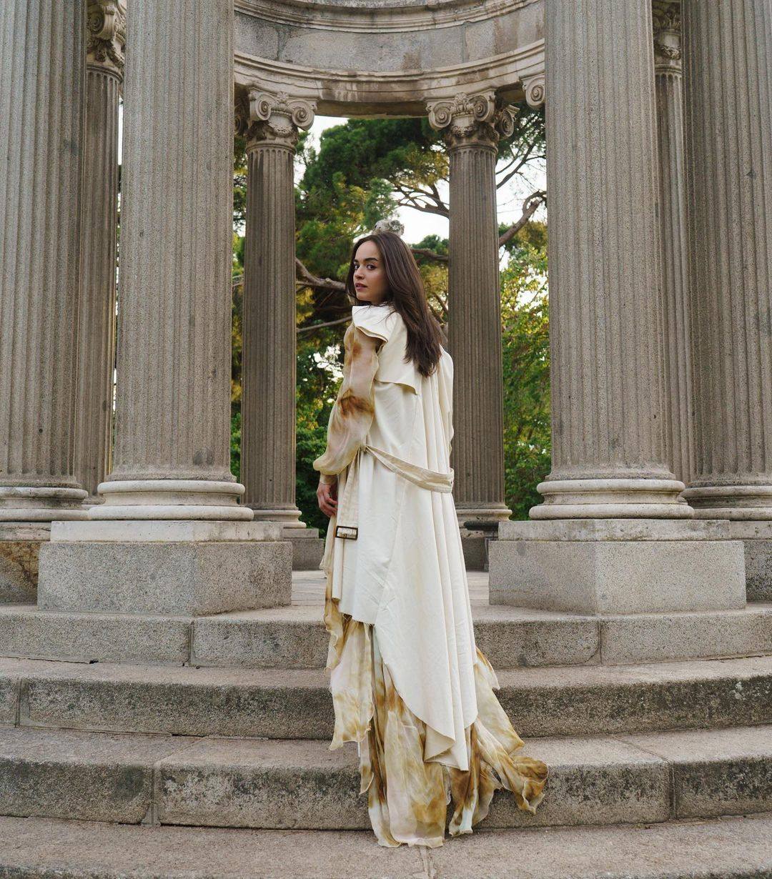 La joven vitoriana que diseña delicados vestidos y capas para la alfombra roja