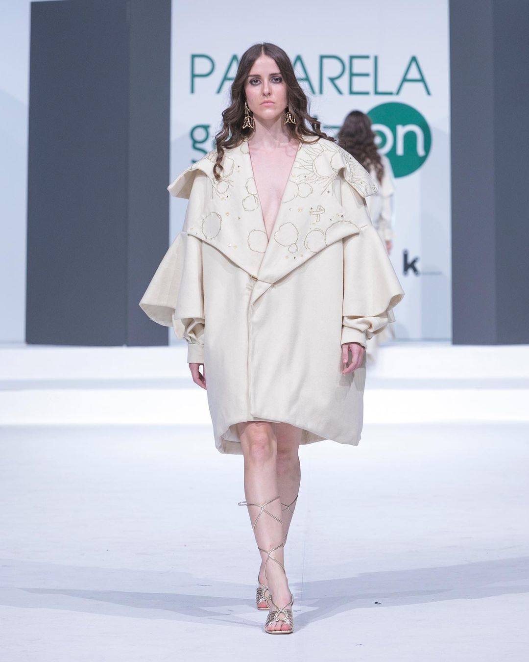 La joven vitoriana que diseña delicados vestidos y capas para la alfombra roja