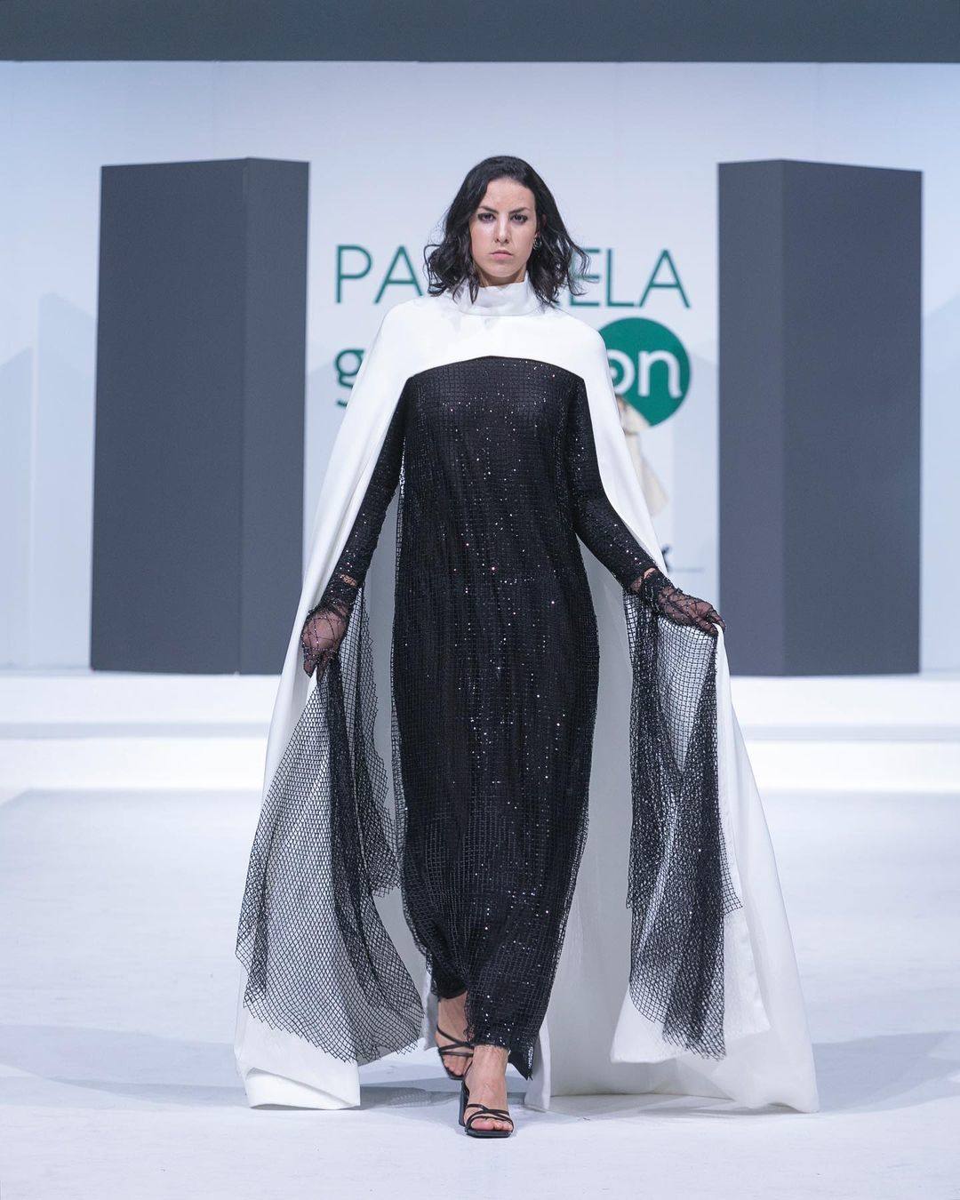 La joven vitoriana que diseña delicados vestidos y capas para la alfombra roja