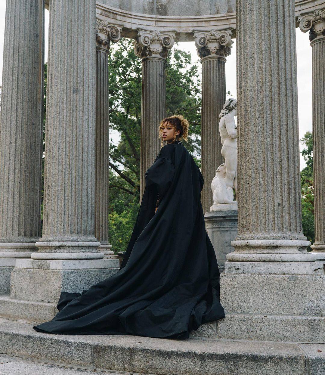 La joven vitoriana que diseña delicados vestidos y capas para la alfombra roja