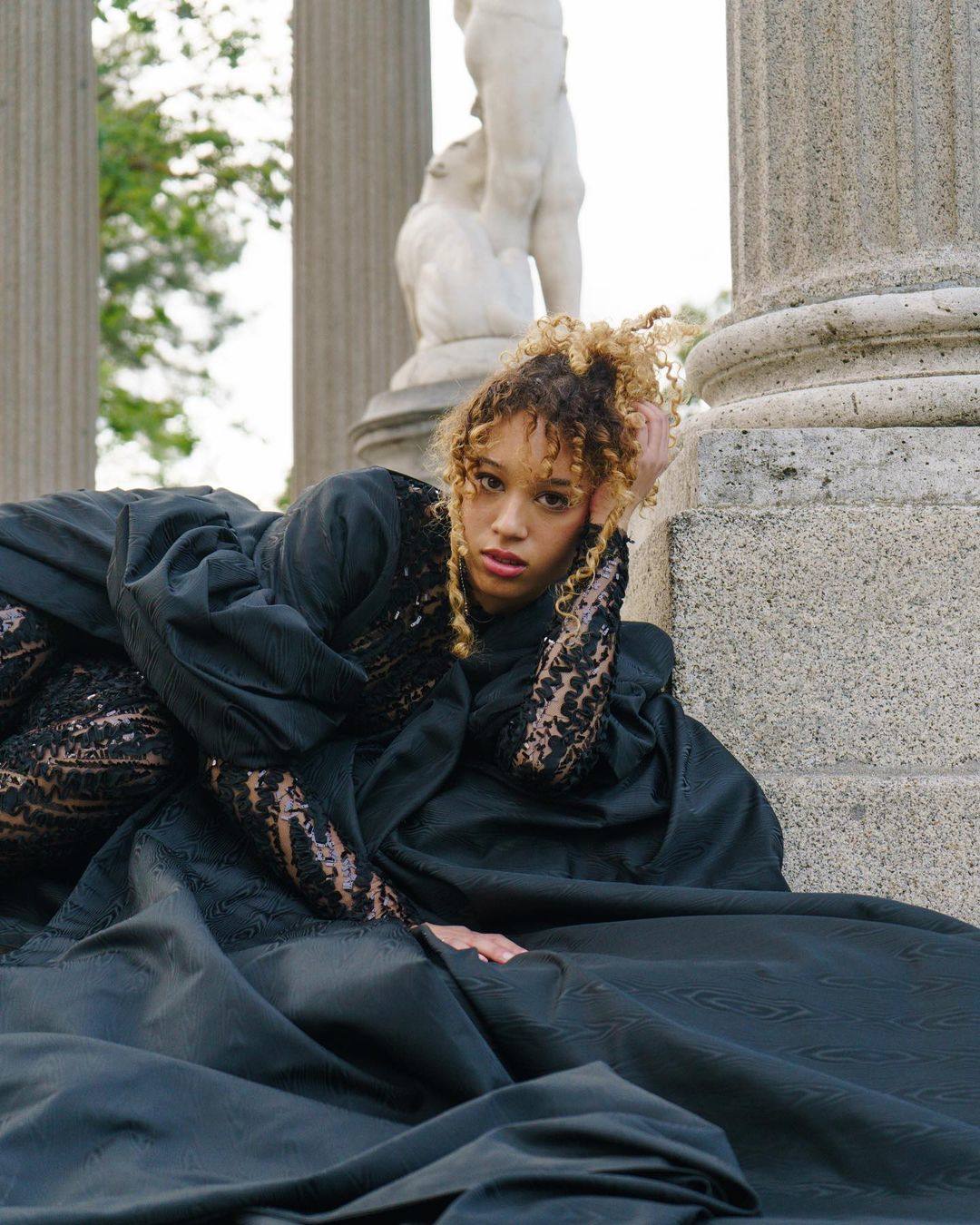 La joven vitoriana que diseña delicados vestidos y capas para la alfombra roja