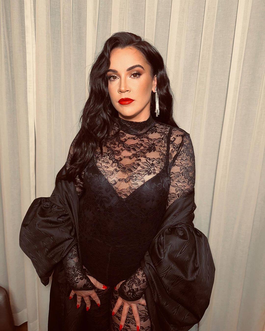 La joven vitoriana que diseña delicados vestidos y capas para la alfombra roja