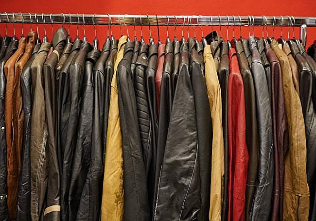 En la tienda no falta la ropa vintage.