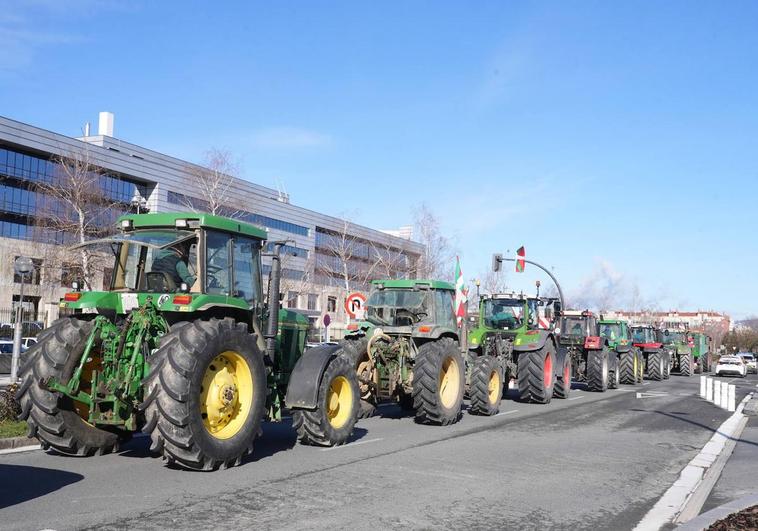 Los agricultores están convocados en Lakua, frente al Gobierno vasco.