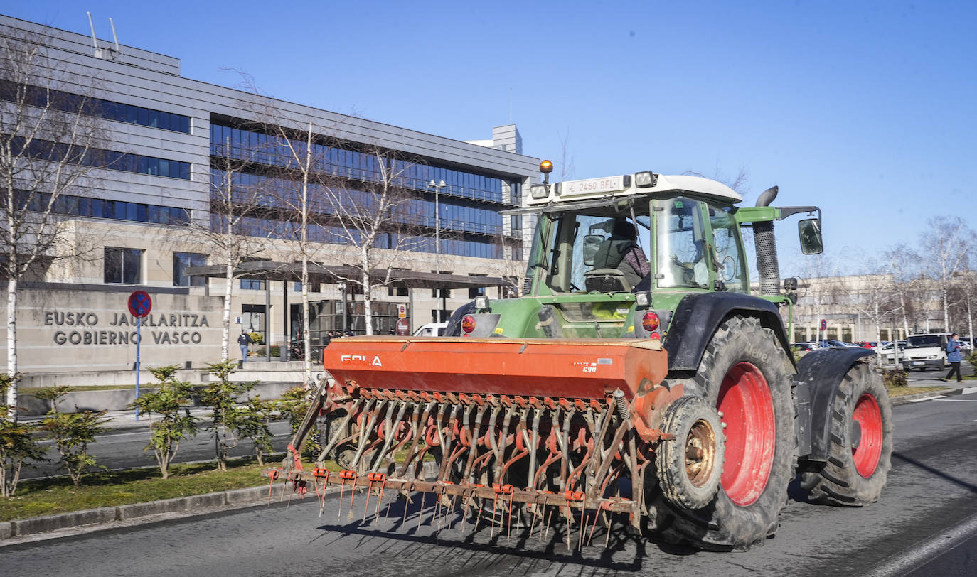 Una nueva tractorada rodea el Gobierno vasco