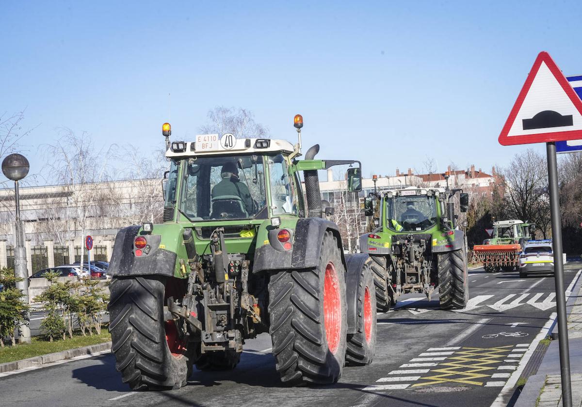 Una nueva tractorada rodea el Gobierno vasco